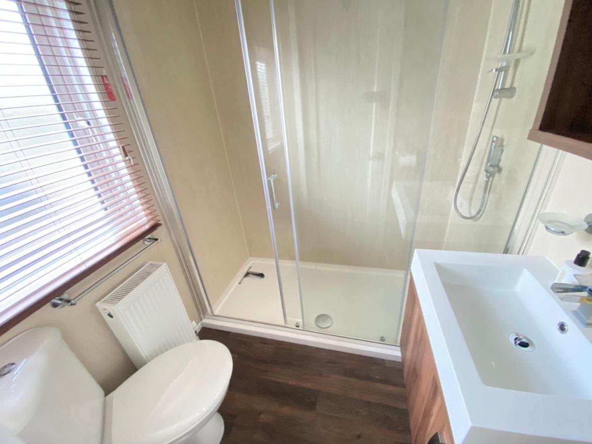 Wildflower, Premium Plus Hot Tub Lodge South Cerney Kültér fotó