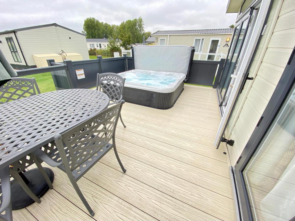 Wildflower, Premium Plus Hot Tub Lodge South Cerney Kültér fotó