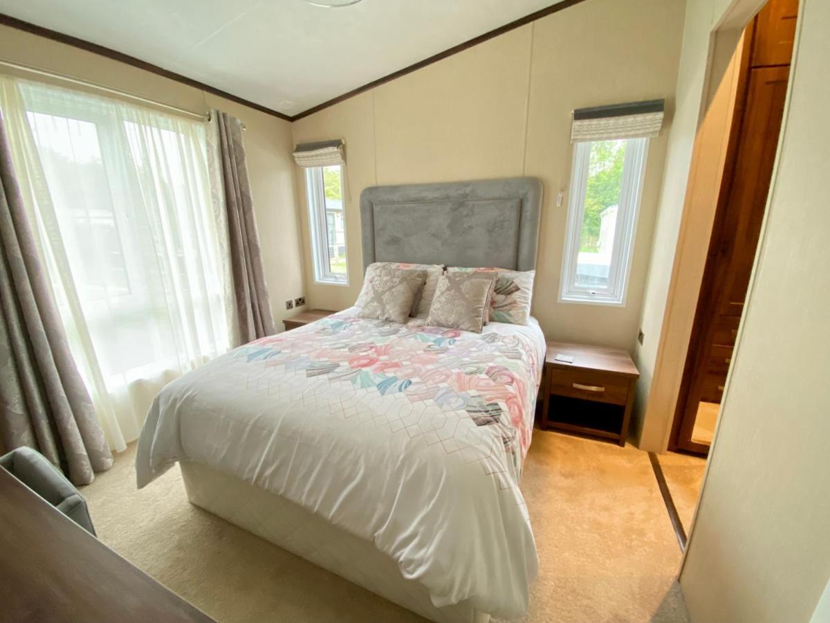 Wildflower, Premium Plus Hot Tub Lodge South Cerney Kültér fotó
