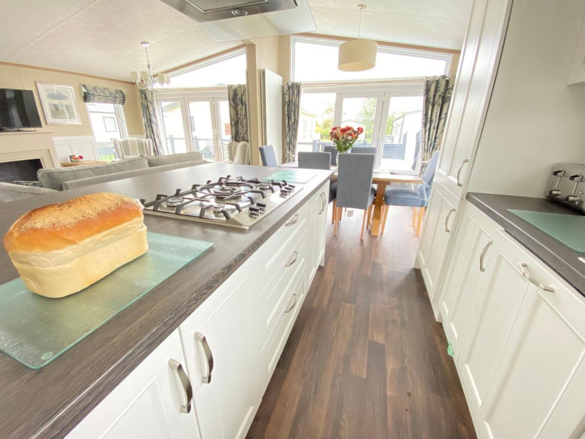 Wildflower, Premium Plus Hot Tub Lodge South Cerney Kültér fotó