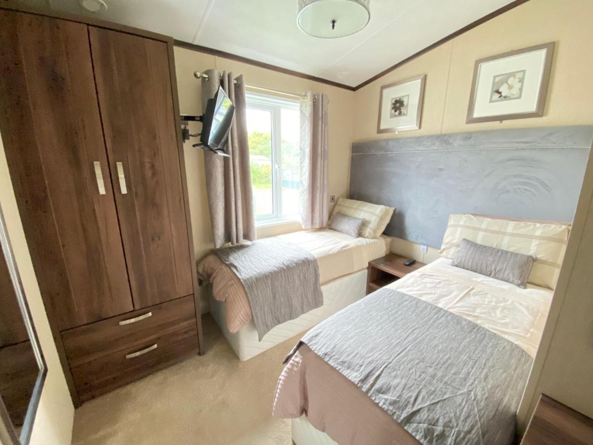 Wildflower, Premium Plus Hot Tub Lodge South Cerney Kültér fotó