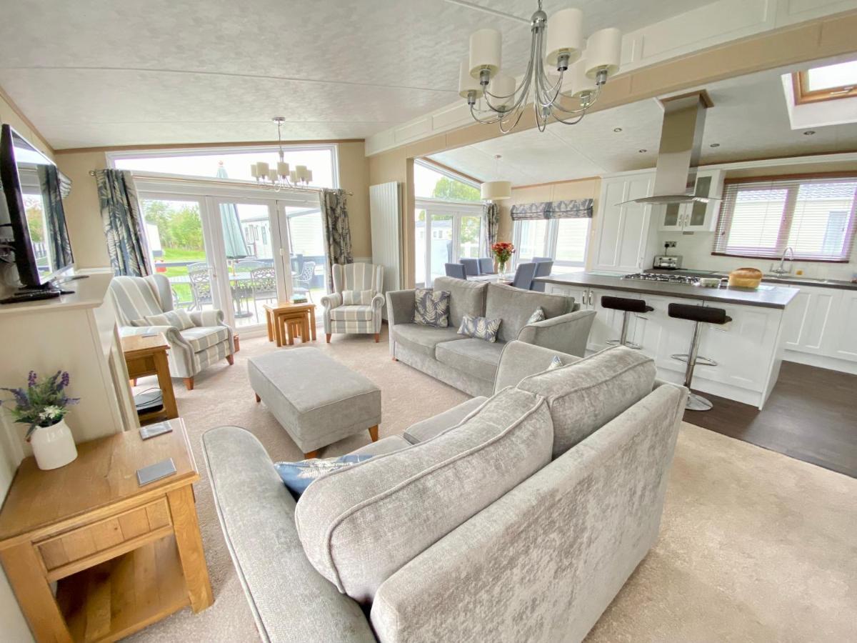 Wildflower, Premium Plus Hot Tub Lodge South Cerney Kültér fotó