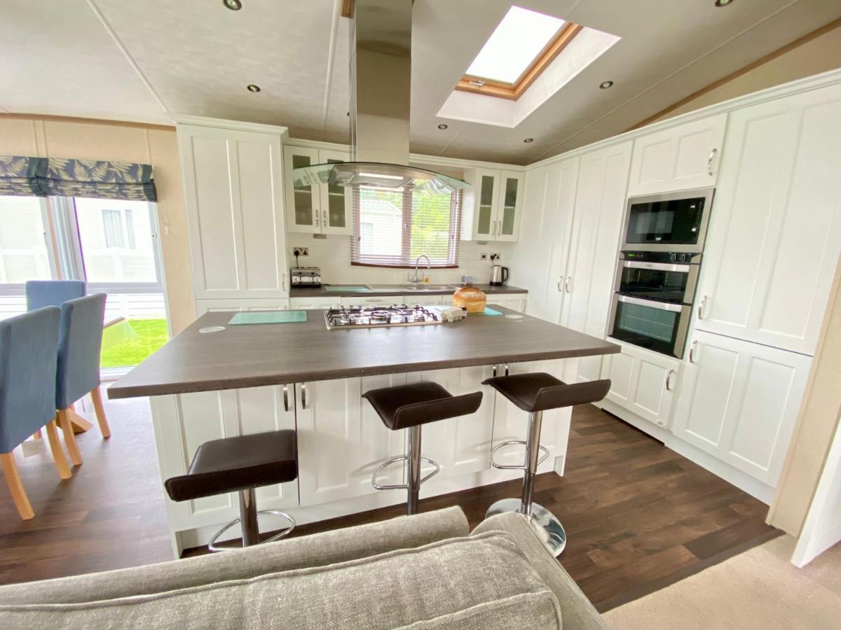 Wildflower, Premium Plus Hot Tub Lodge South Cerney Kültér fotó