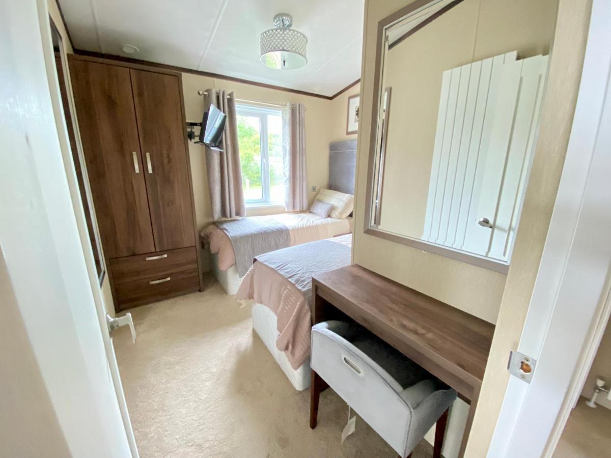 Wildflower, Premium Plus Hot Tub Lodge South Cerney Kültér fotó
