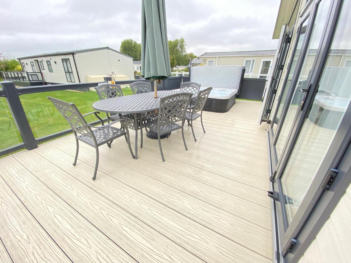 Wildflower, Premium Plus Hot Tub Lodge South Cerney Kültér fotó