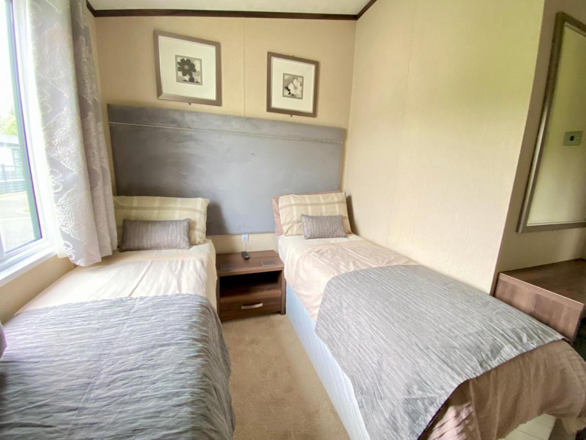 Wildflower, Premium Plus Hot Tub Lodge South Cerney Kültér fotó