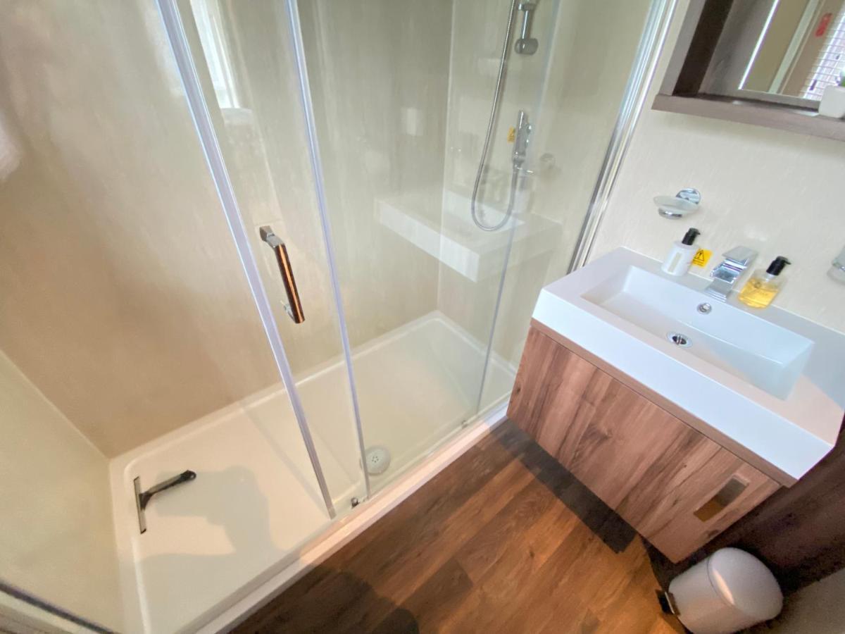 Wildflower, Premium Plus Hot Tub Lodge South Cerney Kültér fotó