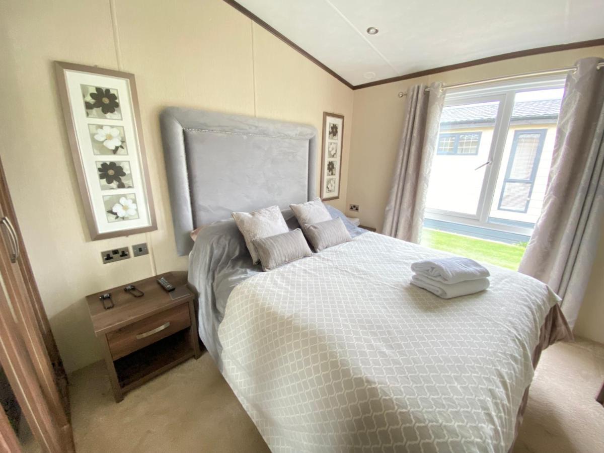 Wildflower, Premium Plus Hot Tub Lodge South Cerney Kültér fotó