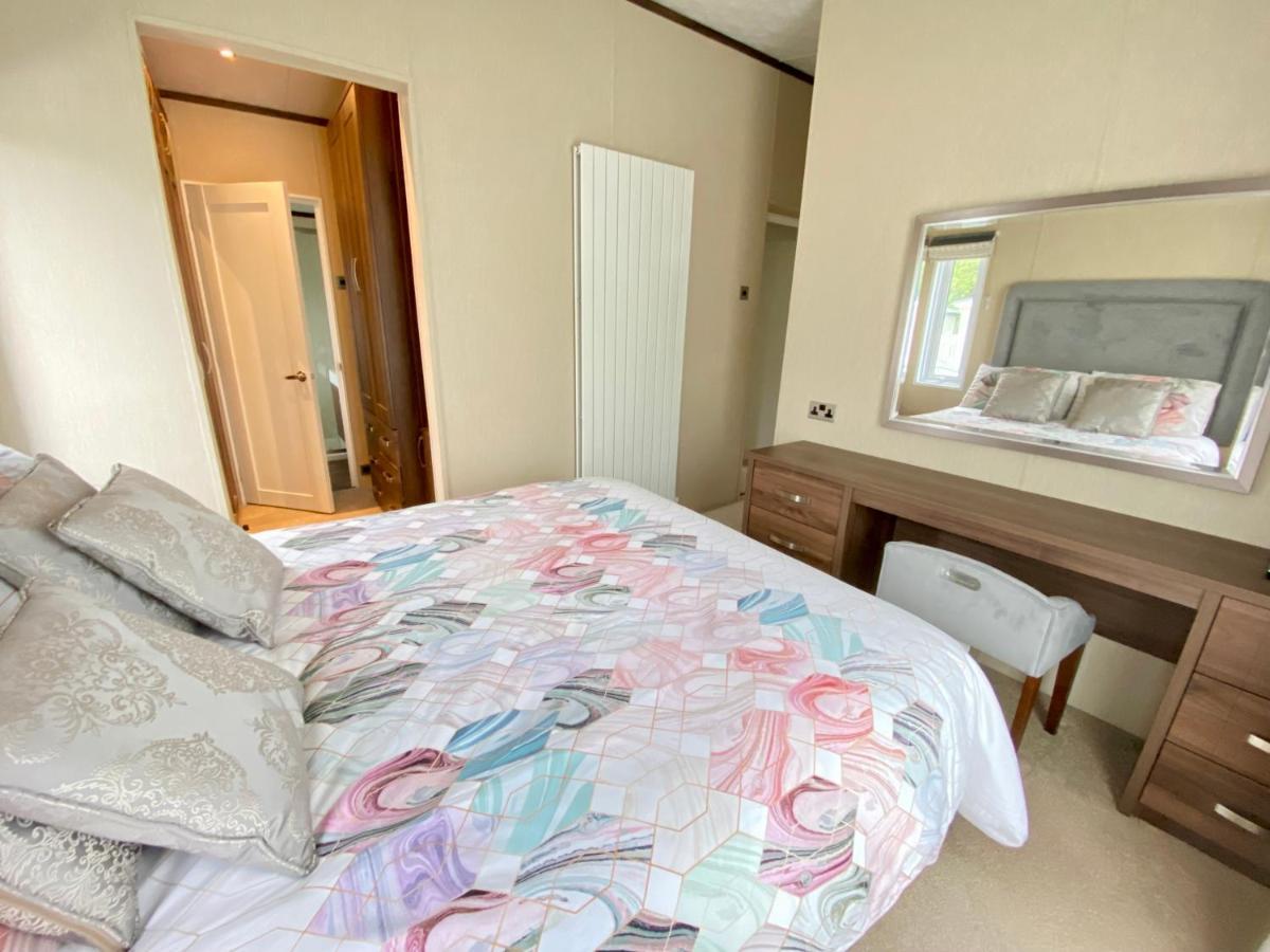 Wildflower, Premium Plus Hot Tub Lodge South Cerney Kültér fotó
