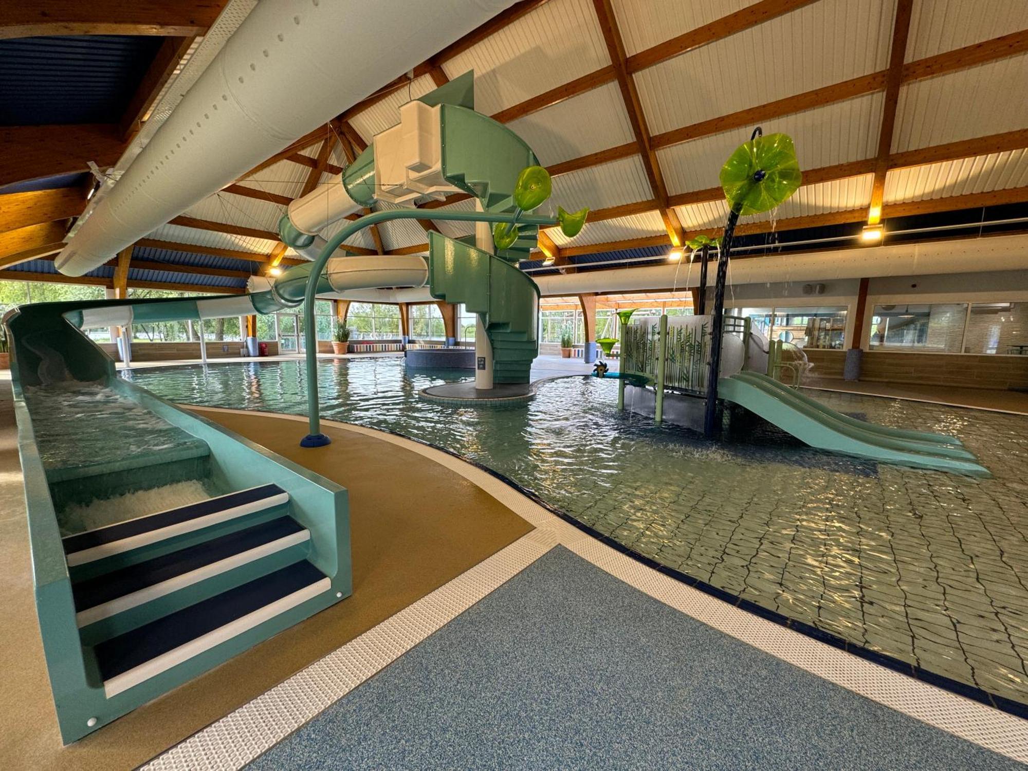Wildflower, Premium Plus Hot Tub Lodge South Cerney Kültér fotó
